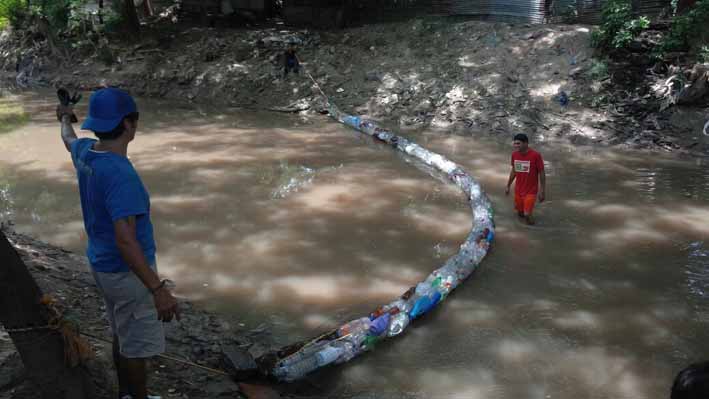 Las fundaciones ambientalistas Salva tu río y Samario si podemos, realizaron la instalación de la primera barrera de retención para los residuos
