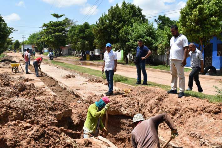 En el recorrido las autoridades supervisaron los trabajos de alcantarillado y estación de bombeo de la comuna 3 por los sectores del Estadio San Mateo y el barrio San Martín y la obra en la calle 12 entre carreras 2. 