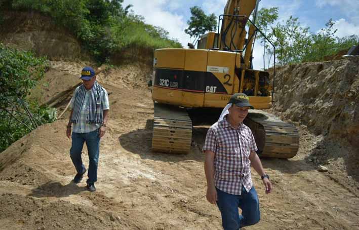 El alcalde del municipio de Aracataca, Pedro J. Sánchez Rueda, inspeccionando el avance del proyecto.