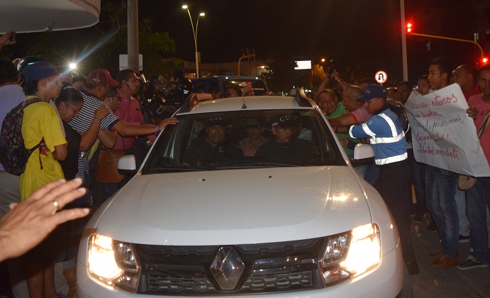 El alcalde suspendido Rafael Martínez y el exalcalde Carlos Caicedo Omar, cuando salían de audiencia en el edificio Galaxia.