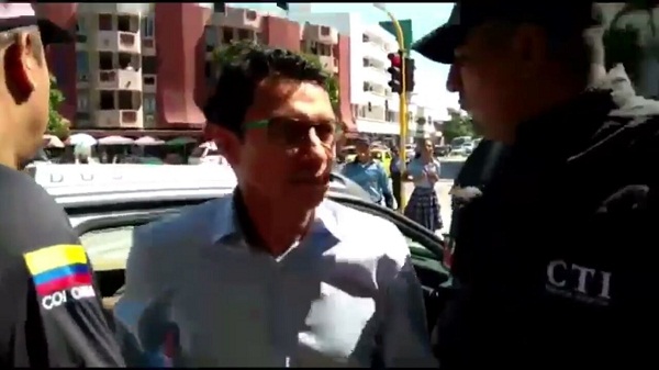 Carlos Caicedo Omar fue el primero en salir del vehículo para la audiencia de legalización de captura e imputación de cargos.  