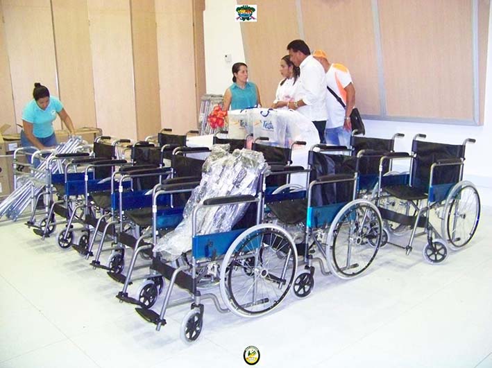 Las ayudas consistieron en la entrega de 60 sillas de rueda, 43 caminadores doble función, 44 muletas convencionales en aluminio, 40 bastones con empuñadura y 27 kits de juegos didácticos.