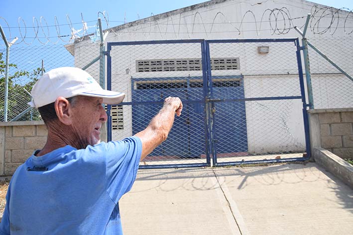 Edilberto Rafael Rada López, presidente de la Junta de Acción Comunal de Bastidas, muestra la planta de agua que está ubicada a escasos metros de las viviendas.