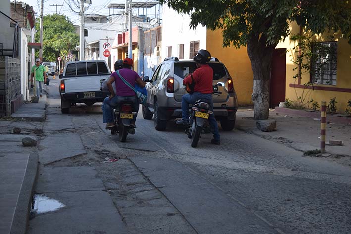 La movilidad en la ciudad crece y muchos conductores toman la estrecha calle para acortar camino y tiempo y, el cruce de la avenida para atravesar el barrio y llegar a los alrededores del Mercado de la ciudad, es un peligro según los propios vecinos. 