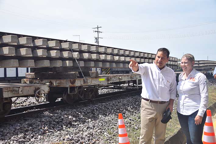 La carga consiste en paneles completos de vía férrea, los cuales serán utilizados en la rehabilitación del tramo sur del ferrocarril.