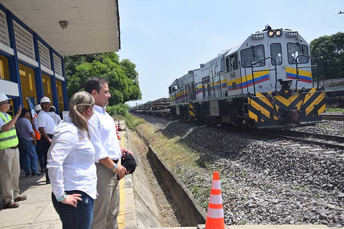 El tren partió ayer con 594 metros lineales de vía férrea. La carga tiene como destino Lebrija, Santander.