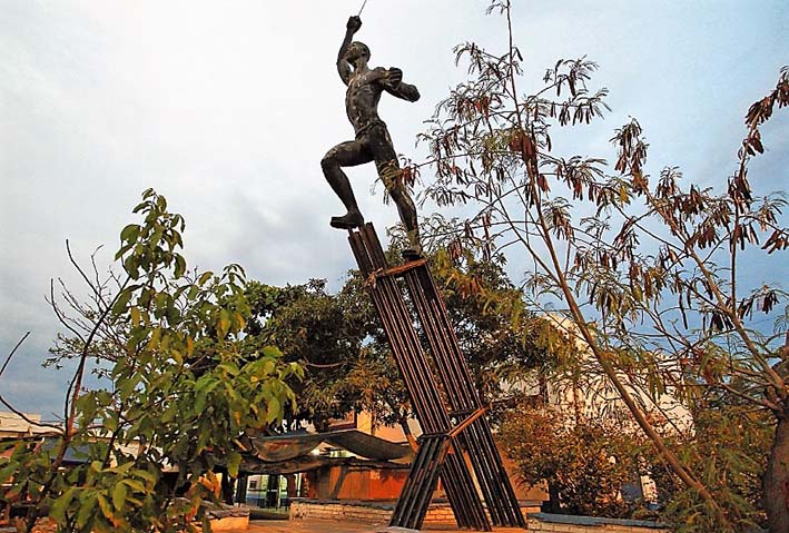 La escultura, fue elaborada por el maestro Rodrigo Arenas Betancourt