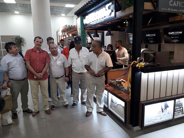 En el acto de inauguración de la tienda Omar García de Cotelco, Cesar Riascos, en representación de la Cámara de Comercio Juan Carlos García gerente de Caficosta y demás miembros del Comité de Cafeteros.