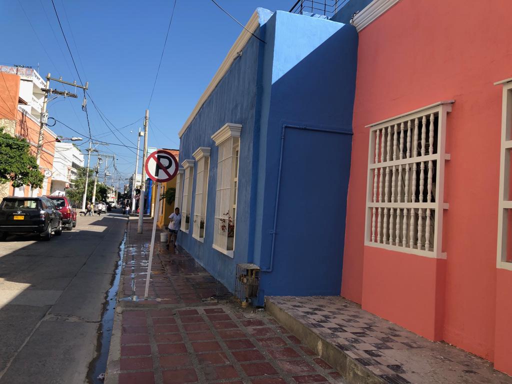 Propietarios de estos inmuebles ubicados en la calle Cangrejal (11) entre la avenida del Fundador (carrera 1) y segunda, han invertido para restaurar las fachadas de cada una de estas casas, que en su mayoría son Hotel Boutique.