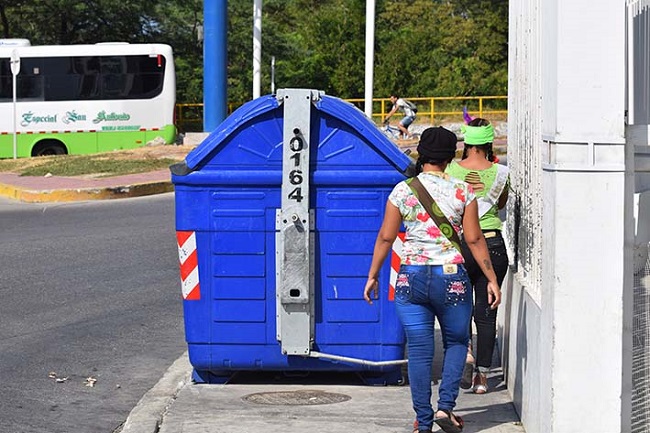 Los transeúntes a diario se tropiezan con este nuevo sistema que llegó a la ciudad en septiembre de 2017 y que se puso en marcha este nuevo sistema de recolección, siendo Santa Marta la primera ciudad del país en implementar este mecanismo.