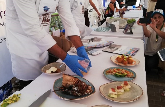 Estas recetas fueron disfrutadas por cientos de turistas y residentes en esta capital, quienes destacaron la textura, suavidad y exquisitez de la carne de pez león.