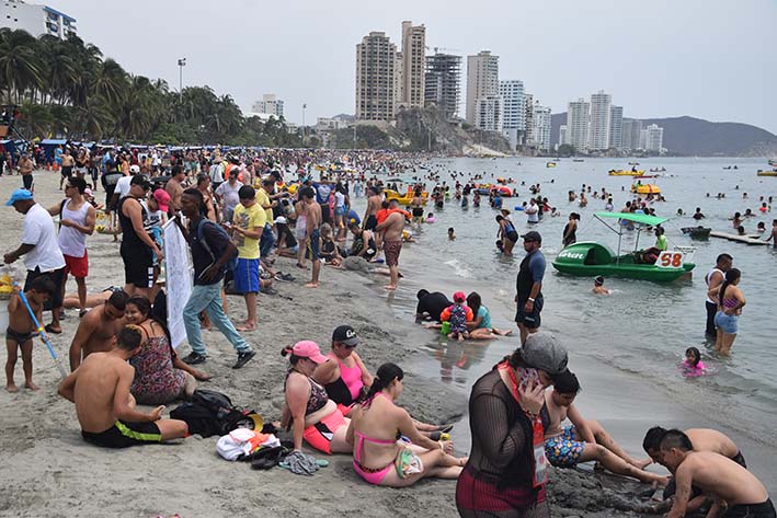 Llegar a las playas de El Rodadero a disfrutar de la brisa, el sol y el mar con la tradicional olla dominguera no será fácil de quitar a las familias que en temporada acostumbran hacer en el el paseo.