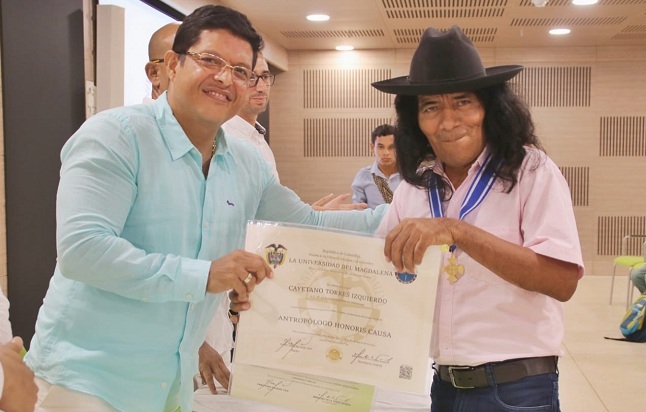 Cayetano Torres Izquierdo junto al rector de la universidad Pablo Vera Salazar.