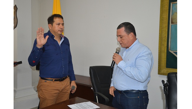 Foto: Los concejales Luis Manuel Paredes y Jaime Linero durante el acto de posesión. Foto Orlando Marchena.