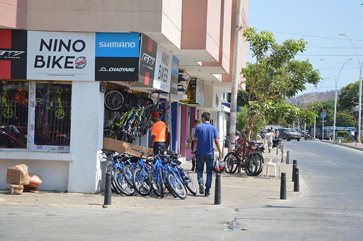 Este almacén de venta de bicicletas, ubicado en la avenida del Ferrocarril, exhibe sus productos sin ningún problema, mientras obstaculiza el libre tránsito de los peatones.