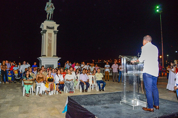 En un evento protocolario en la estatua Rodrigo de Bastidas, asistieron miembros de la Gobernación del Magdalena, Alcaldía Distrital y comunidad en general.