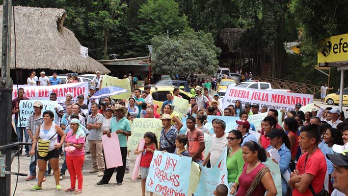 Protesta en las afueras del Parque Tayrona.