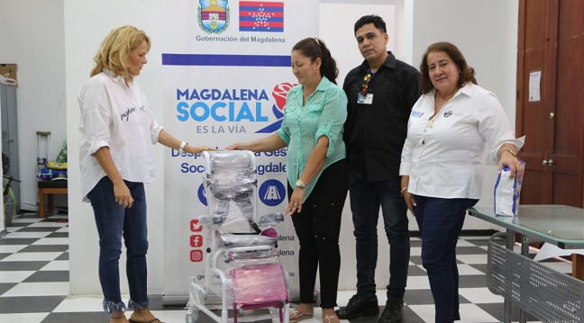 La madre del menor, además de la silla de ruedas y la atención técnica especializada, recibió pañales desechables para cubrir las necesidad del joven José Luis Salazar.