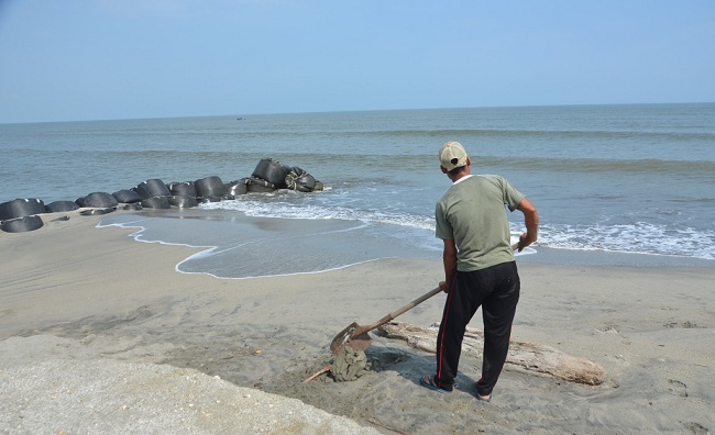 La extracción de arena de la playa contribe al avance de la erosión costera. 