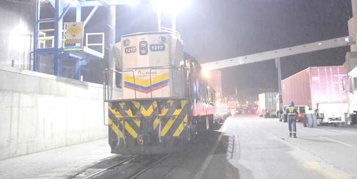 El tren que arrancó desde Santa Marta, de acuerdo con lo programado, salió cargado con nueve contenedores de materia prima y cuatro plataformas cargadas con resinas en big bags.