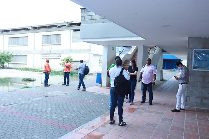 Los secretarios de educación y  salud, al igual que miembros de la Empresa de Servicios Públicos de Santa Marta, intervinieron e inspeccionó el actual estado de la Institución educativa Rodrigo de Bastidas.