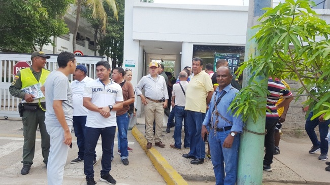 Aspecto de la protesta de manera pacífica que hicieron algunos pensionados de la Policía que habitan en Riohacha. Roberto de Jesús Burgos Acosta, presidente de la Alianza de Usuario en Salud para el Departamento, se encadenó. 