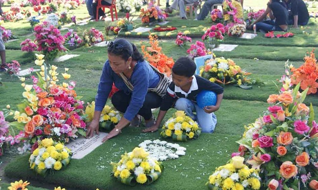 En Colombia hoy es el día propicio para visitar cementerios y adornar con flores las tumbas de los seres queridos.