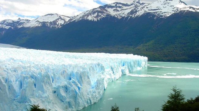 El agua de los glaciares andinos, por ejemplo, es hoy por hoy la principal fuente de abastecimiento de urbes costeras como Lima.