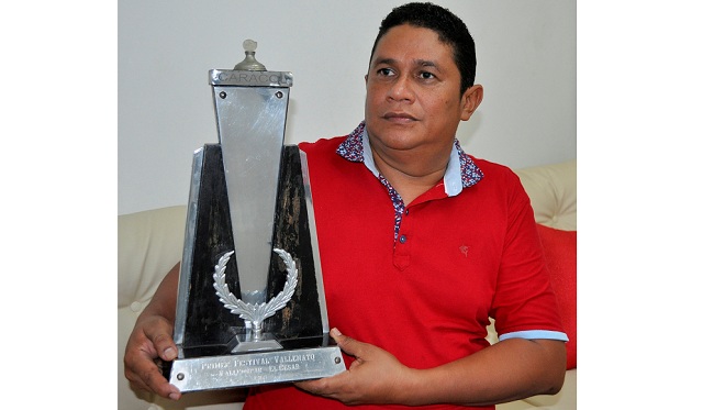 Javier Mendoza Díaz quien tiene su poder el primer trofeo de Alejo Durán. 
