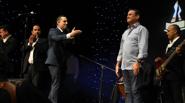 Con aplausos el cantante Iván Villazón, recibió el reconocimiento en el medio de su presentación en la noche de gala.