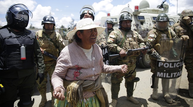 Policías y militares dispersan a manifestantes que protestan en contra del gobierno interino en la región de Senkata a media hora de La Paz