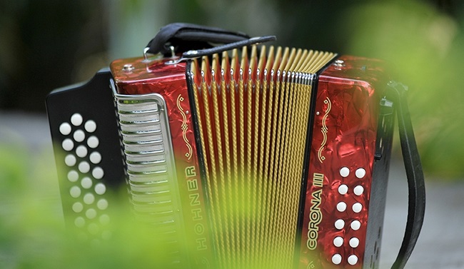El acordeón marca el ritmo en el folclor vallenato.