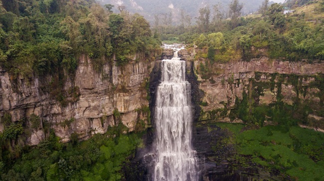 El Salto de Tequendama es una cascada natural, ubicada aproximadamente a 30 km al suroeste de Bogotá, el cual se nutre de las aguas del Río Bogotá y contribuye a la recarga de acuíferos sobre los cuales se asientan poblaciones como Facatativá, Bojacá y Soacha