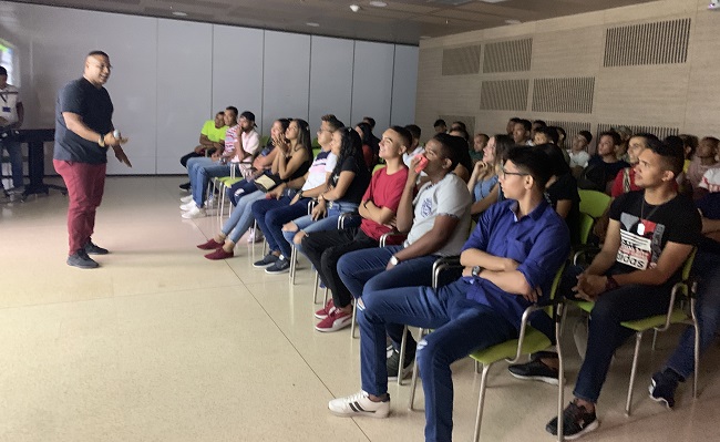Para la ciudadanía, se encuentran disponibles programas como Administración en Seguridad y Salud en el Trabajo por Ciclos Propedéuticos y en esta misma línea de formación.