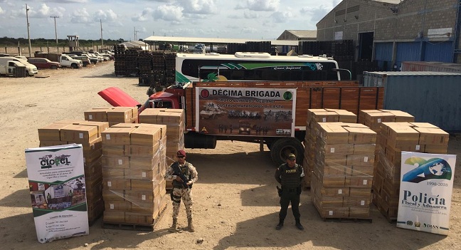 La mercancía decomisada en La Guajira contenía tres mil 300 unidades de Crisomet, 186 litros de licor sin documentos y 350 cajas con 175 mil cajetillas de cigarrillos. 