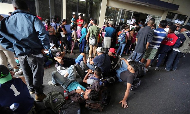  Muchos de los integrantes de la caravana, que habían salido de San Pedro Sula el miércoles en la madrugada, pernoctaron anoche en la ciudad de Nueva Ocotepeque, de donde más 500 salieron hacia las 03.00 hora local hacia Agua Caliente.