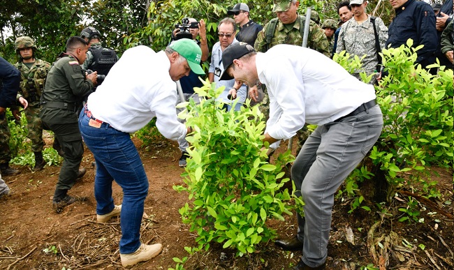 El Presidente Iván Duque y el CEO de la Corporación Financiera de Desarrollo Internacional de Estados Unidos utilizan las técnicas de erradicación manual, que son utilizadas con el fin de eliminar cultivos de coca sin utilizar el método de aspersión aérea