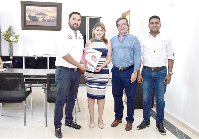El superintendente de Notariado y Registro, Rubén Silva, reiteró el liderazgo de la ciudad en materia de titulación y legalización con la mandataria local, Virna Johnson.