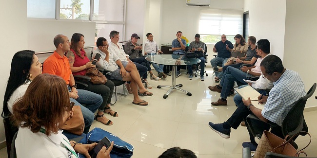 La reunión entre el gerente de Electricaribe en La Guajira, el gremio hotelero se Palomino, liderada por el alcalde Marlon Amaya Mejía.
