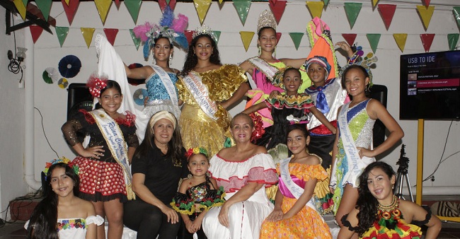 La nueva embajadora Ambiental del Carnaval de Santa Marta, junto a las reinas infantiles del Carnaval Pescaíto Dorado.