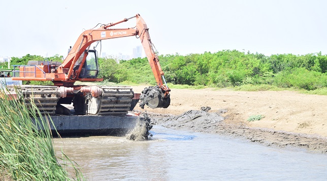Las obras de dragado tienen una duración inicial de siete meses.