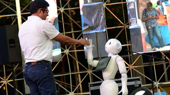 El rector, Pablo Vera, interactuó en tarima con Lied, uno de los cuatro únicos robots humanoides en Colombia.