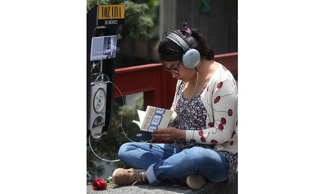 Una mujer escucha un audiolibro en México D.F.. EFE/Sáshenka Gutierrez