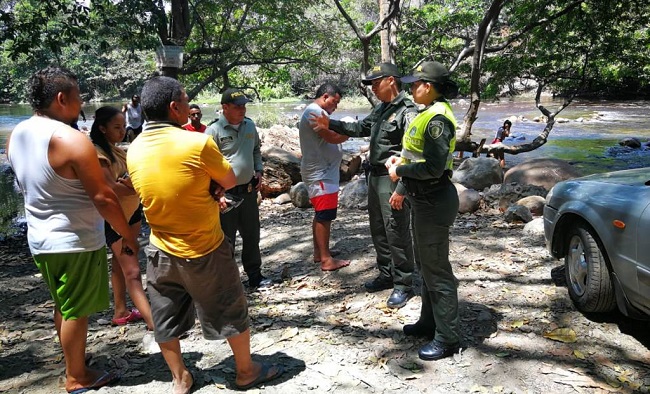 Los uniformados de la Policía Nacional dialogaron con los bañistas para sensibilizarlos y preservar el medio ambiente.