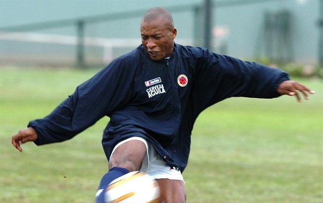 Fotografía de archivo fechada el 05 de julio de 2004 del delantero colombiano Edwin Congo durante un entrenamiento con la selección nacional en Lima (Perú). La Policía Nacional ha detenido este martes a Edwin Congo en una operación antidroga, de la que de momento no han trascendido mas detalles del operativo, en el que también han sido arrestadas diez personas. EFE/ Miguel Menéndez
