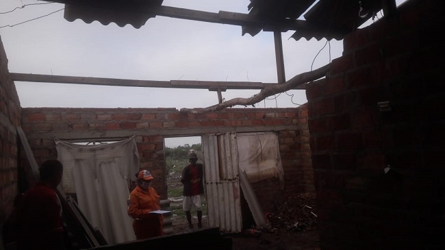 Los afectados, quienes quedaron a la intemperie piden ayuda del gobierno municipal y departamental para reparar sus casas.