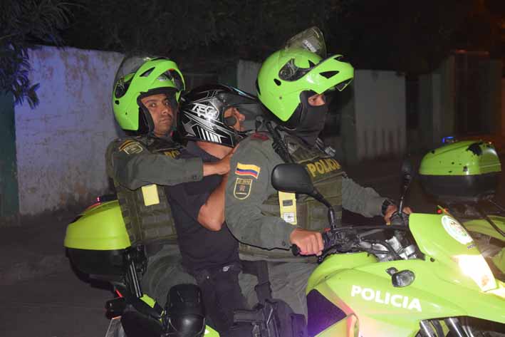 Este es el momento en el que Gilberto Luna es capturado por personal de la Policía Metropolitana de Sant Marta en el barrio Zarabanda de Gaira