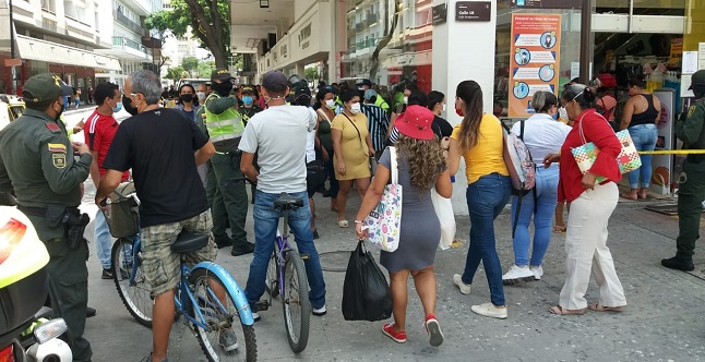 La avenida Campo Serrano fue uno de los sectores más concurridos por los samarios para aprovechar las ofertas ofrecidas por los establecimientos comerciales.