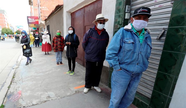 Los municipios y regiones pueden desde el pasado 1 de junio levantar algunas restricciones, pero ciudades como La Paz, sede del Gobierno y del Parlamento boliviano, y Cochabamba, otra de las principales urbes del país, han decidido retomar algunas prohibiciones ante el aumento de casos en los últimos días.