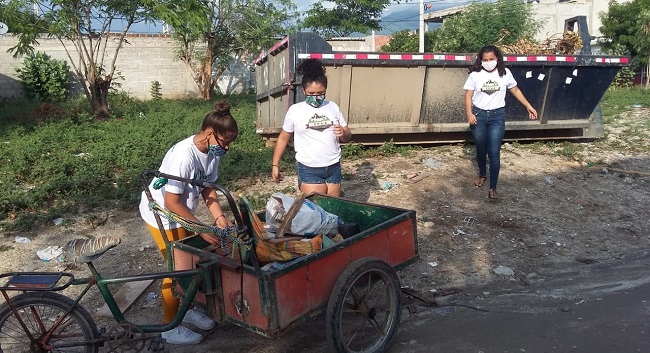 En las jornadas de limpieza, la comunidad hace parte y contribuye a la recolección de los desechos que diariamente son arrojados en lotes y calles del sector.
